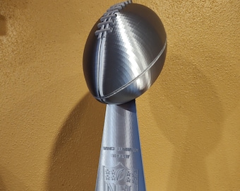 Extra große 18" Nachbildung der Vince Lombardi Trophy - Wählen Sie I(1) bis LVIII(58) - Gebürstetes/glänzendes Silber - 3D-gedruckte NFL-Meisterschaft