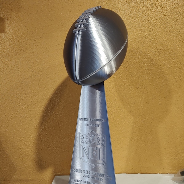 Extra große 18" Nachbildung der Vince Lombardi Trophy - Wählen Sie I(1) bis LVIII(58) - Gebürstetes/glänzendes Silber - 3D-gedruckte NFL-Meisterschaft