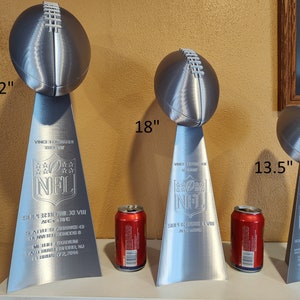 Lebensgroßer 22-Zoll-Fantasy-Fußball-Champion, anpassbarer Vince Lampi Super Bowl-Trophäen-Replik - Gebürstetes / glänzendes Silber - 3D-gedruckt 22-Zoll