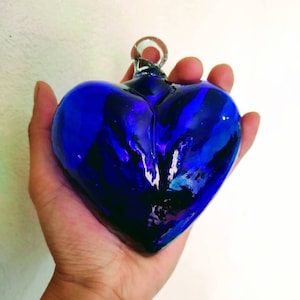 Herz aus recyceltem, mundgeblasenem Glas. 4,5". Geblasenes Glas, Cabo-Herzen. Baumanhänger. **Auch im Großhandel erhältlich, fragen Sie danach.**