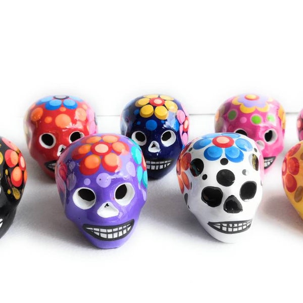 Pequeñas calaveras de cerámica bellamente pintadas a mano hechas en México/Decoración tradicional de calaveras de azúcar DIA DE MUERTOS