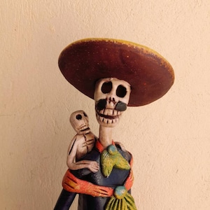 Catrina figurine. Catrina mexicana  Dia de MUERTOS. CATRINA 13" . Hecho en México. Día de los muertos.