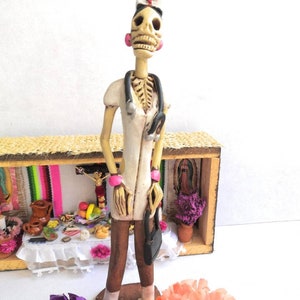 Catrina de Barro. médico arts. 25 cm . Hecho a mano. Día de los muertos. Wij kunnen verzending combineren! Hecho en México