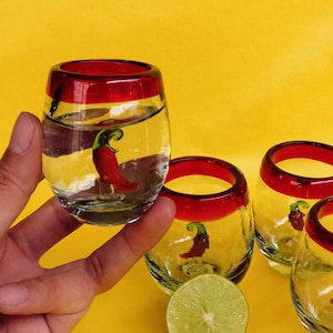 TEQUILA SHOT mit Chili, mundgeblasenes Glas, roter Rand. 5. Mai. Tequila-Glas. Glaswaren aus mundgeblasenem Glas. Hergestellt in Mexiko