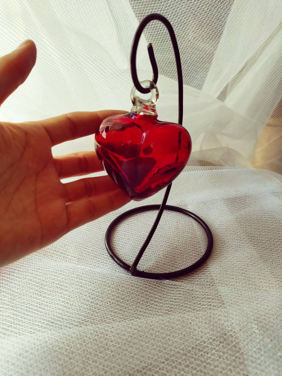Corazón rojo de vidrio soplado con base . Hermosa pieza. Wholesale too, ask for it. WE COMBINE SHIPPING