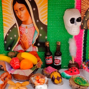 Bellísima Ofrenda de Día de Muertos, Altar Miniatura 10". Hecho en México. Mexican ofrenda.