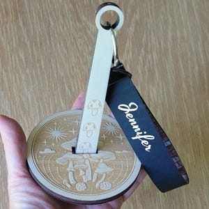 Porta hilo portátil grabado, regalo para tejedores en movimiento, dispensador de bolas de hilo, herramienta de crochet con nombre personalizado, muñequera de gamuza sintética