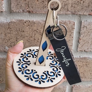 Porta hilo portátil para tejedores en movimiento, dispensador de ovillos de hilo, porta hilo de madera con nombre personalizado, correa de muñeca de gamuza sintética personalizada, regalo de crochet