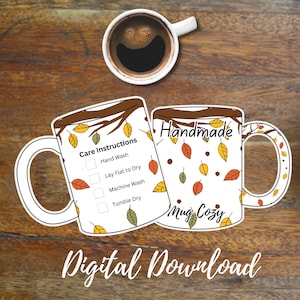 Op de afbeelding: Een digitaal downloadpatroon voor een handgemaakte mokwarmer. De mokwarmer is wit met een bruine tak en kleurrijke bladeren. Het patroon bevat instructies voor het wassen met de hand, plat laten drogen, wassen in de machine en drogen in de droger.