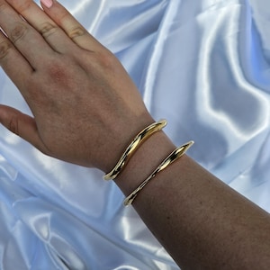 Bracelet jonc incurvé Amal | Acier inoxydable plaqué or 18 carats, argent | Résistant à l'eau et à l'eau | Bijoux femme Vacation Chic avec manchette ouverte