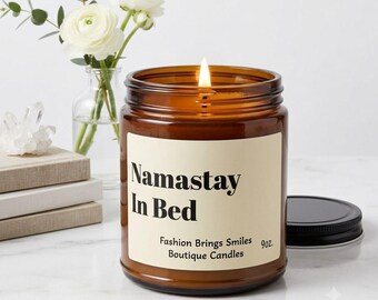 Candela Namastay In Bed - Divertente regalo yoga, candela di soia per meditazione, decorazione per studio, regalo scherzoso in barattolo d'ambra per la cura di sé, mindfulness per la buonanotte, migliore amica