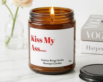 Funny Work Gift Candle - Kiss My Associate Gag cadeau, sneaky collega aanwezig, baas cadeau, humoristisch kantoordecor, soja kaars verjaardagscadeau