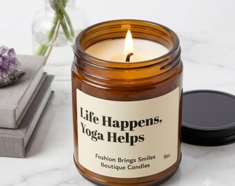 La vita accade, lo yoga aiuta - Candela - Regalo divertente per lo yoga, candela di soia per la meditazione, decorazione per lo studio, regalo scherzoso in barattolo di ambra per la cura di sé, regalo per la migliore amica