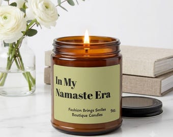 In My Namaste Era Candle - grappig yogacadeau, tijdperken Tour trend soja kaars studio decor, zelfzorg Amber Jar Gag cadeau bestie cadeau
