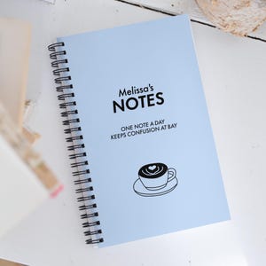 Gepersonaliseerd notitieboek met stippen: aangepaste naam minimalistisch dagboek