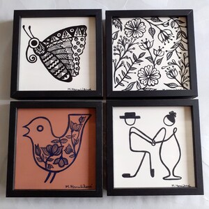 Handmålade dekorativa kakelbilder, inramade, motiven inkluderar ett förälskat par, blommig fågel, fjäril och blommig/blommig kakelplatta (15 x 15 cm)