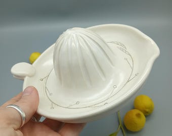 Spremiagrumi in ceramica bianca, fatto a mano