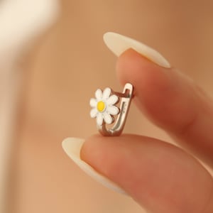 925 Silber Paar Gänseblümchen Ohrringe filigrane Daisy Ohrstecker handgemachte sommerliche Creolen Bild 1