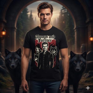 Op de afbeelding: Zwart t-shirt met de tekst "Always and Forever" boven een afbeelding van een man en wolven. De man draagt een zwart pak. Twee zwarte wolven staan aan weerszijden van de persoon.
