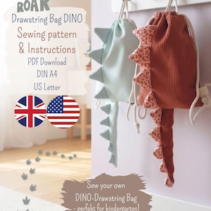 Könnte beinhalten: Zwei Dino-Kordelzugbeutel hängen an Haken. Einer ist hellblau mit grauen Stacheln, der andere rostfarben mit gemusterten Stacheln. Das Bild enthält Text: "ROAR Drawstring Bag DINO Sewing pattern & Instructions PDF Download".