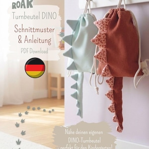 Op de afbeelding: Twee rugzakken met trekkoord in de vorm van dinosaurussen, één lichtblauw en één roestkleurig met een rugkam en staart met luipaardprint. De tekst luidt: ROAR Turnbeutel DINO Schnittmuster & Anleitung PDF Download. Nähe deinen eigenen DINO-Turnbeutel - perfekt für den Kindergarten!