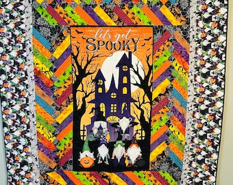 ¡¡Vamos a ponernos espeluznantes!! Colcha de Halloween con gnomos. Medidas aproximadas: 64 x 84 pulgadas.