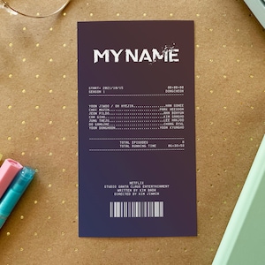 Könnte beinhalten: Eine dunkelviolette Karte mit dem Titel "MY NAME" in weißer Schrift. Die Karte listet die Besetzung und Crew der Netflix-Serie "My Name" mit dem Startdatum, der Staffel und der Gesamtlaufzeit auf. Die Karte enthält auch das Netflix-Logo und das Studio Santa Claus Entertainment.
