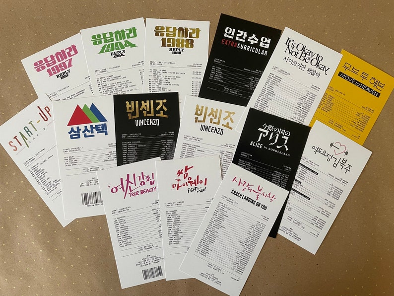 Puede incluir: Una colecci&oacute;n de 11 t&iacute;tulos diferentes de series dram&aacute;ticas coreanas impresos en papel blanco con texto negro. Los t&iacute;tulos incluyen "Start-Up", "Reply 1997", "Reply 1994", "Reply 1988", "Vincenzo", "Crash Landing on You", "True Beauty", "It's Okay to Not Be Okay", "Move to Heaven", "Extracurricular" y "Alice in Borderland".