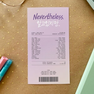 Puede incluir: Una tarjeta p&uacute;rpura y blanca con el texto "Nevertheless, 알고있지만." en coreano e ingl&eacute;s. La tarjeta enumera el reparto y el equipo de la serie de televisi&oacute;n coreana "Nevertheless".