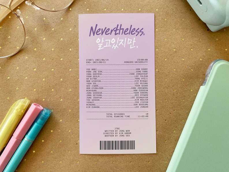 Puede incluir: Una tarjeta p&uacute;rpura y blanca con el texto "Nevertheless, 알고있지만." en coreano e ingl&eacute;s. La tarjeta enumera el reparto y el equipo de la serie de televisi&oacute;n coreana "Nevertheless".