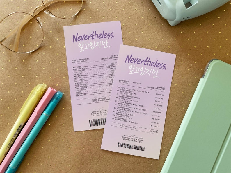 Puede incluir: Dos tarjetas moradas y blancas con el texto coreano "Nevertheless, 알고 있지만" y una lista de t&iacute;tulos de episodios y tiempos de ejecuci&oacute;n. Las tarjetas est&aacute;n sobre una superficie marr&oacute;n con un par de gafas, tres rotuladores y una funda verde.