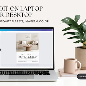 K&ouml;nnte beinhalten: Ein Laptop, der eine Vorlage f&uuml;r einen Einkaufsf&uuml;hrer mit dem Text "EDIT ON LAPTOP OR DESKTOP" und "CUSTOMIZABLE TEXT, IMAGES & COLOR" anzeigt. Eine beige Tasse, eine Pflanze in einem beigen Topf und ein Notizbuch liegen auf dem Tisch.