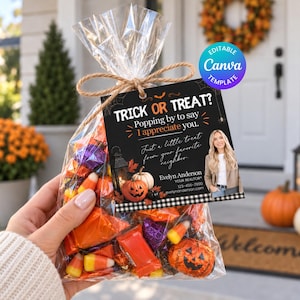 Puede incluir: Una bolsa de plástico transparente llena de dulces de Halloween variados, incluyendo golosinas envueltas en naranja y caramelos de maíz, atada con cordel y una etiqueta rectangular negra con el texto TRICK OR TREAT, Popping by to say I appreciate you.