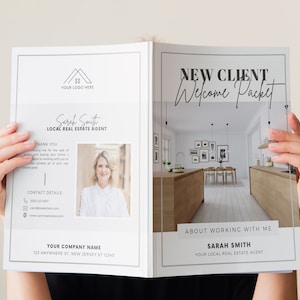 Puede incluir: Un folleto blanco y gris con el texto "NEW CLIENT Welcome Packet" en la portada. El folleto est&aacute; abierto a una p&aacute;gina con una foto de una cocina moderna y una p&aacute;gina con una foto de una mujer y la informaci&oacute;n de contacto. El texto "Sarah Smith LOCAL REAL ESTATE AGENT" est&aacute; en el folleto.