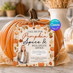 Op de afbeelding: Een vierkante marketingkaart met een herfstthema van pompoenen en bladeren. De tekst luidt: CALL ME FOR Pumpkin Spice & REAL ESTATE ADVICE. Buying, selling, or just curious, I'm always glad to help. Evelyn Anderson, Realtor (555) 123 4567.
