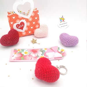 Porte clé coeur amigurumi réalisé au crochet et sa boite d'emballage cadeau- Saint Valentin