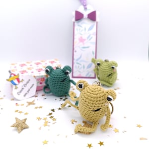 Porte clé Grenouille amigurumi réalisée au crochet (option carte scrapbooking) et sa boite d'emballage cadeau