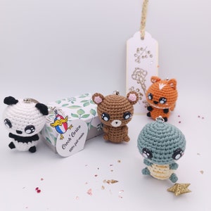Mini animaux kawaii amigurumi réalisés au crochet (option porte clé) et sa boite d'emballage cadeau