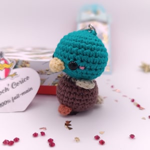Canard amigurumi réalisé au crochet (option porte clé / carte scrapbooking) et sa boite d'emballage cadeau