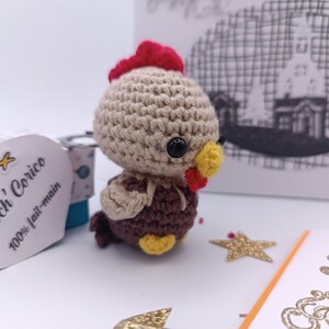 Mini poule amigurumi réalisée au crochet (option porte clé / carte scrapbooking) et sa boite d'emballage cadeau