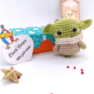 Mini Alien type bébé "yoda" amigurumi réalisé au crochet (option porte clé) et sa boite d'emballage cadeau