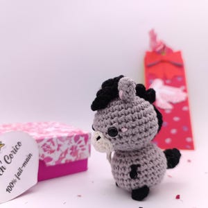 Cheval / poney / âne  amigurumi réalisé au crochet (option porte clé) et sa boite d'emballage cadeau