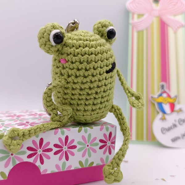 Grenouille amigurumi réalisée au crochet (option porte clé/décoration de téléphone / carte scrapbooking) et sa boite d'emballage cadeau