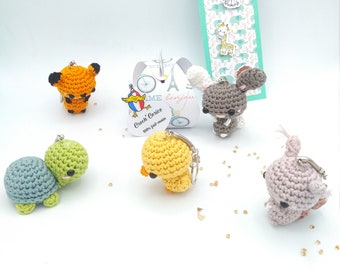 Porte-clé mini animaux amigurumi réalisé au crochet et sa boite d'emballage cadeau