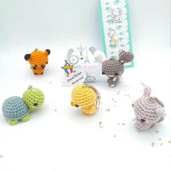 Porte-clé mini animaux amigurumi réalisé au crochet et sa boite d'emballage cadeau