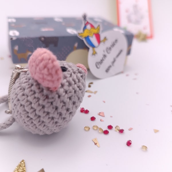 Mini souris amigurumi réalisée au crochet (option porte clé / carte scrapbooking) et sa boite d'emballage cadeau