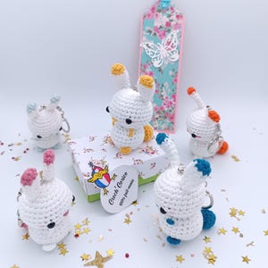 Lapin amigurumi réalisé au crochet (option porte clé) et sa boite d'emballage cadeau