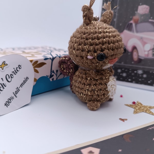 Mini Ecureuil amigurumi réalisé au crochet (option porte clé) et sa boite d'emballage  cadeau