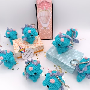 Mini dragon amigurumi réalisé au crochet (option porte clé) et sa boite d'emballage cadeau