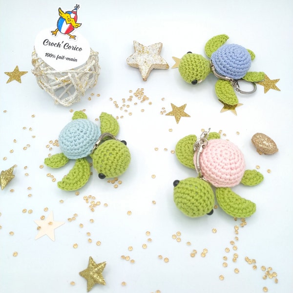 Mini tortue amigurumi réalisée au crochet (option porte clé/carte scrapbooking) et sa boite d'emballage cadeau